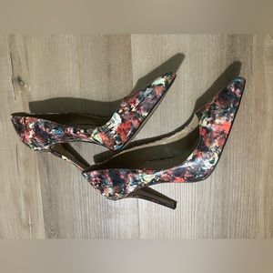 Women’s BCBG high heels size 8 1/2 like new. Floral design